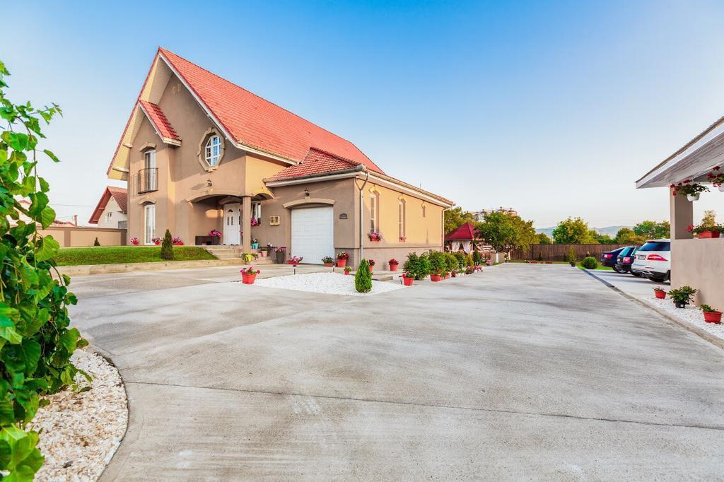 Casa Iulia Hotel Hateg Luaran gambar